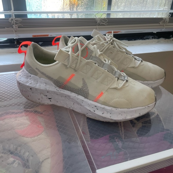 Woman’s Nike - Picture 1 of 4